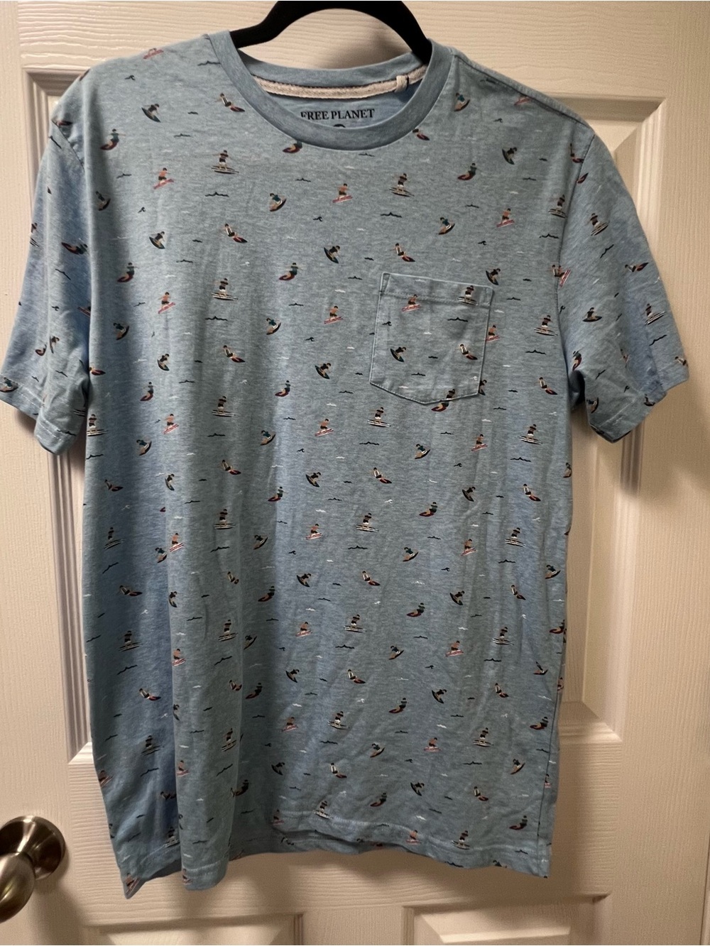 Free Planet Men’s Graphic Tee Surfing Beach Motif Light Blue Size Large